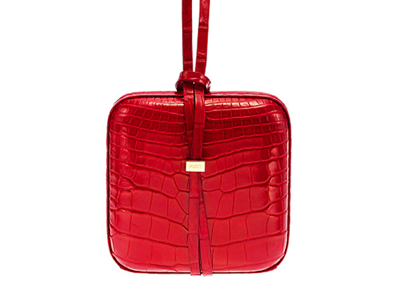 Csodaszép, piros színű táska, szintén a Puccitól, izgalmas, négyszögletes formában.