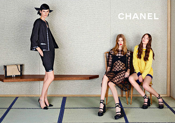 A képek kompozíciójával és a beállított pózokkal direkt arra törekedett Lagerfeld, hogy hangsúlyt kapjon a korkülönbség: Stella Tennant érett, kifinomult nőként, Ondria és Yumi pedig helyenként pimasz és szexi, illetve ártatlan szépségként jelenik meg. Talán az volt ezzel a cél, hogy megvillantsák a Chanel tavaszi kollekciójának sokrétű stílusvilágát. /Forrás: http://fashiongonerogue.com/