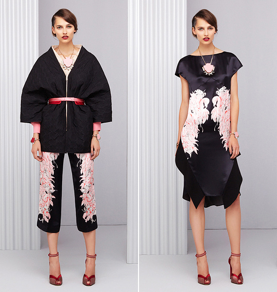 A kabátka fazonja a kimonókat, a flamingóminták a távol-keleti tusrajzokat idézik. /Forrás: www.style.com/