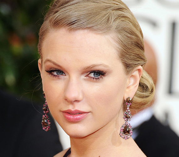 Taylor Swift sminkese remekül ellensúlyozta a színésznő bordó ruhájának mély tónusát, méghozzá a leheletfinom, szaténfényű rózsaszín árnyalatokkal. Így a ruha titokzatos, sejtelmes sötétsége nem nyomta el bőre ragyogását. /Forrás: www.bellasugar.com.au/