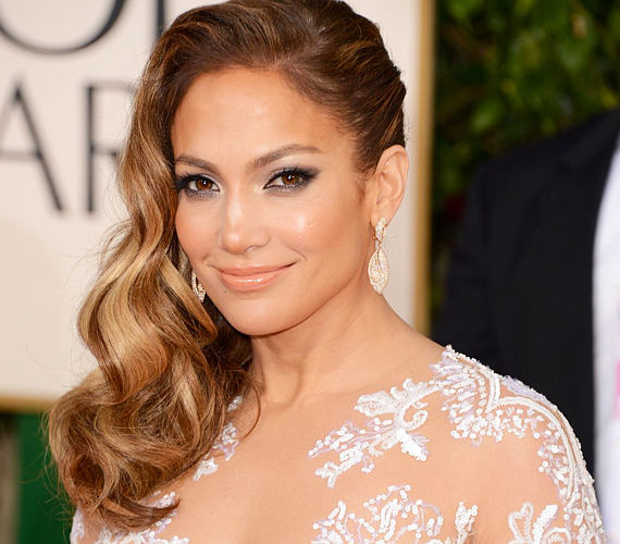Jennifer Lopez füstös szemsminkje sokkal finomabb és ízlésesebb, de az orrára talán picivel több pirosító került, mint amennyit a friss, üde hatás megkívánna. /Forrás: makeupforlife.net/