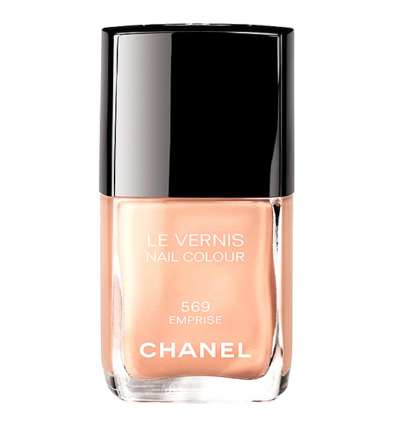 A Chanel is szofisztikált, púderes, rózsás árnyalatokból állította össze tavaszi sminkpalettáját, melyhez barackos rózsaszín körömlakkot rendelt Peter Philips, a Chanel Makeup kreatív igazgatója. /Forrás: http://www.thefrontrowview.com/