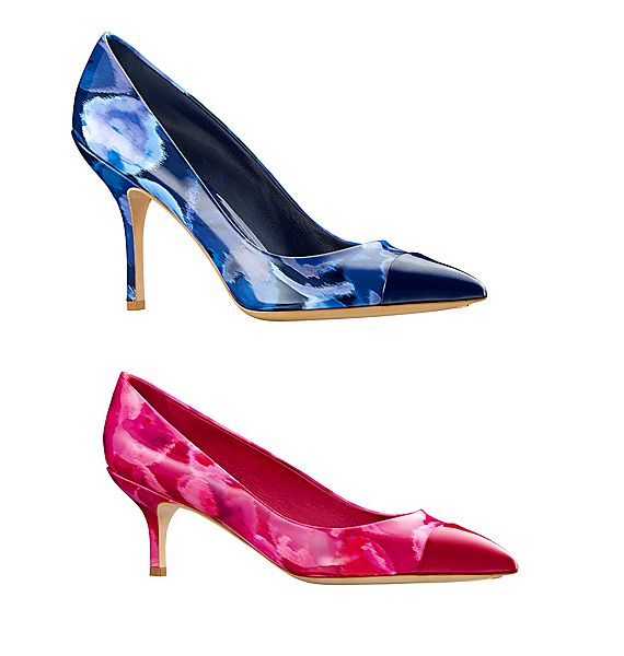 A Louis Vuitton cipői virágokkal köszöntik a tavaszt. A klasszikus, törpesarkú és tűsarkú fazonok az ötvenes-hatvanas évek nőies eleganciáját hozzák vissza. /Forrás: http://tooklookbook.com//