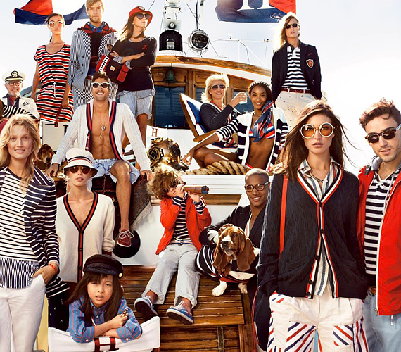 A Tommy Hilfiger tavaszi-nyári kampánya egy képzeletbeli hajókázásra invitál minket. Bár új kollekciójában a retró tengerész stílus uralkodik, ezek a sportosan elegáns, üde darabok a városi sikkbe is lazán beleillenek. /Forrás: www.fashioncraz.com/