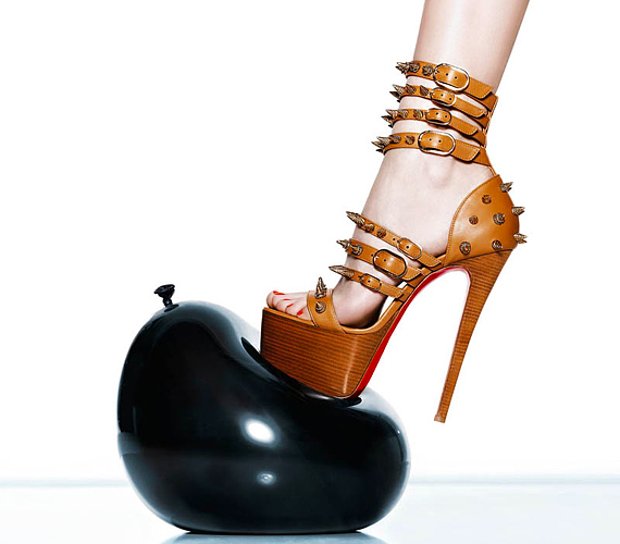 Brutális: a léggömb találkozása Christian Louboutin szegecses cipőjével. Tudjuk, ki fog győzni... /Forrás: http://fashiongonerogue.com/