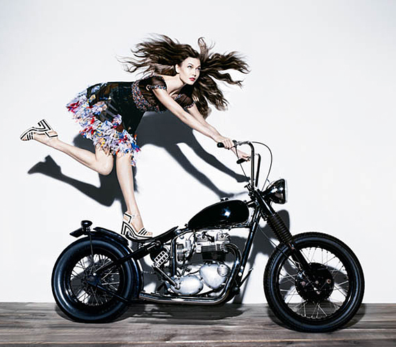 Karlie Kloss Chanel-cuccokban pattant motorra. /Forrás: http://fashiongonerogue.com/