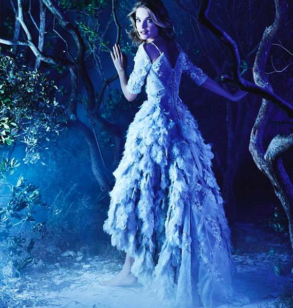 Elveszett királylány az erdő sötét mélyén, gazdagon díszített Chanel-ruhában. /Forrás: http://www.thefrontrowview.com/