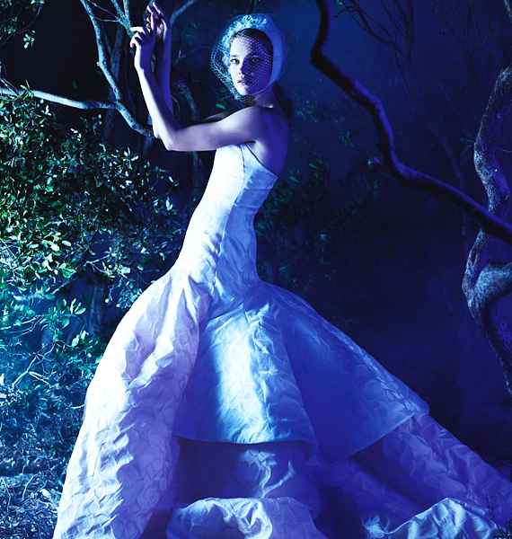 A sötétség hercegével készül házasodni az ártatlan szépség. A Dior romantikus, babarózsaszín ruhája éppolyan álomszerű, mint a ködös, kékes holdfény a fotókon. /Forrás: http://www.thefrontrowview.com/