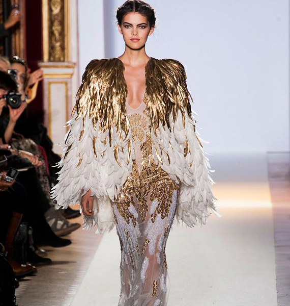 Sajnos a Numéro magazin divatanyagában nem látszik, hogy a köpenyhez egy bársonyos aranyszálakkal hímzett ruha is tartozik, mely annyira szép, hogy muszáj megmutatnunk. /Forrás: http://www.fashionising.com/