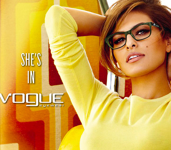 A Vogue Eyewear Eva Mendest kérte fel tavaszi-nyári kampányához, hogy bebizonyítsa, a retró olvasószemüveg igenis szexi. Idén a színes keretek kerülnek előtérbe. /Forrás: sassisamblog.com/