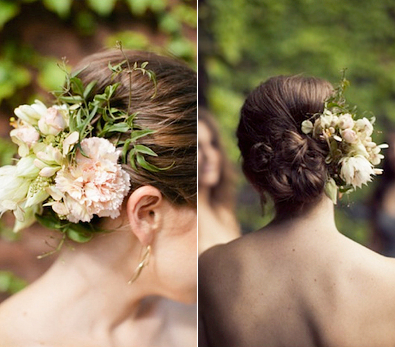 Ha nem szereted a csillogást, hajékszerek helyett virágokkal díszítsd a kontyodat. Az élővirágok különleges atmoszférát teremtenek az esküvőn, ráadásul finoman elegánsak. /Forrás: bridalmusings.com/
