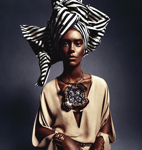A gyönyörű, egzotikus hangulatú textilekre és ékszerekre helyeznek hangsúlyt a divatfotók, melyek csodálattal közelítik meg az afrikai divathatásokat, csak mindez nem jött át hitelesen a modellválasztás miatt.  /Forrás: http://models.com/