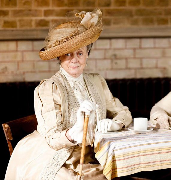 Violet, Lord Grantham édesanyja sem adja alább, minden napszakban megfelelő az öltözéke. Csipkés, bézs ruhája és szalmakalapja pont tökéletes a teázáshoz. /Forrás: enchantedserenityperiodfilms.blogspot.com/