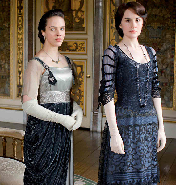 A legfiatalabb és a legidősebb nővér: Lady Sybil Crawley és Lady Mary Crawley, elegáns kisestélyiben. /Forrás: www.bubblingwitheleganceandgrace.com/