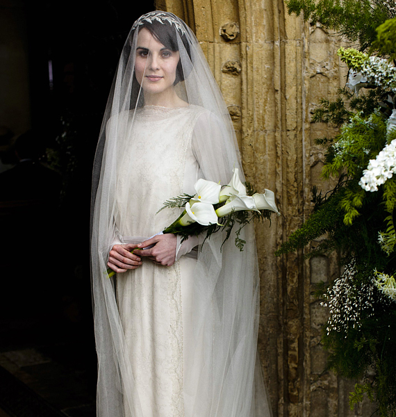 Mary egyszerű, de csodaszép esküvői ruhája, melyet a kor divatjának megfelelően földig érő fátyollal és szolid, fehér csokorral egészített ki. /Forrás: www.fanpop.com/