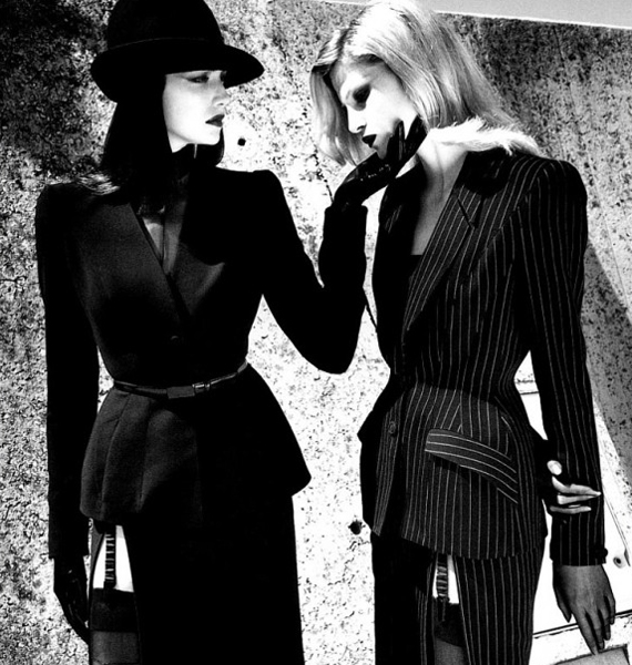 Helmut Lang fotóit szinte mindig áthatja és körüllengi az erotika, még akkor is, ha két nő szerepel a képen. /Forrás: http://www.fashionodor.com/