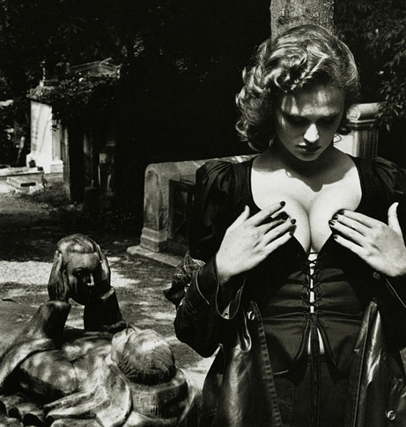 Bár a női testet ábrázoló fotói gyakran provokatív hangvitelűek voltak, Helmut Newton mindig is feministának vallotta magát, aki csupán a művészet kedvéért helyezte szexuális töltetű pózokba és szituációkba modelljeit. Mindig a kontrasztot kutatta a világban. /Forrás: http://www.fashionodor.com/