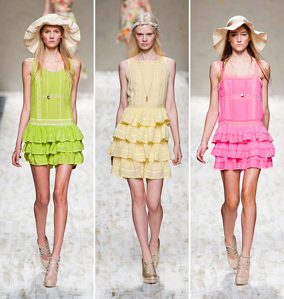A fodros ruhák a tavaszi virágoskertek üde színeit vonultatják fel. /Forrás: http://www.fashionising.com/