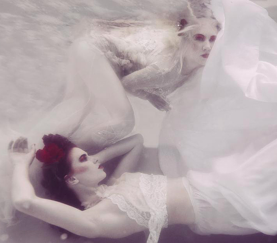 A képek színvilágát a télikertek ihlették: csak a sminkben és hajdíszekben felbukkanó vörös töri meg a víz tükrén visszaverődő fény, illetve a ruhák fehérségét. A két modell, Amie Casey és Toni Peterson szinte táncol a víz alatt, mintha a tó tündérei lennének. /Forrás: http://www.fashionising.com/