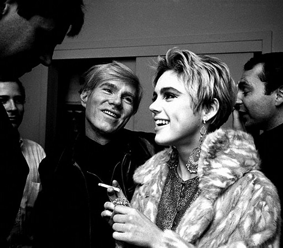 Andy Warhol csodálattal nézi múzsáját egy New York-i partin, ahol mindenki körülzsongta a lányt. /Forrás: dailyretrospective.blogspot.hu/