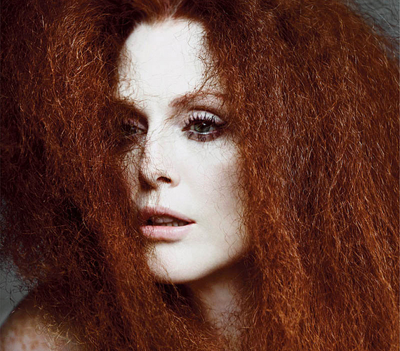 Nem értjük, a szeplőit miért kellett eltüntetni, hiszen épp azért kérték fel a színésznőt, mert igazi natúr szépség, és idén különösen divatos a vörös haj. /Forrás: http://fashiongonerogue.com/