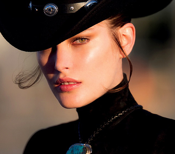 Catherine McNeil a cowgirl trendet is megidézi a nagyszabású divatanyagban. /Forrás: http://fashiongonerogue.com/