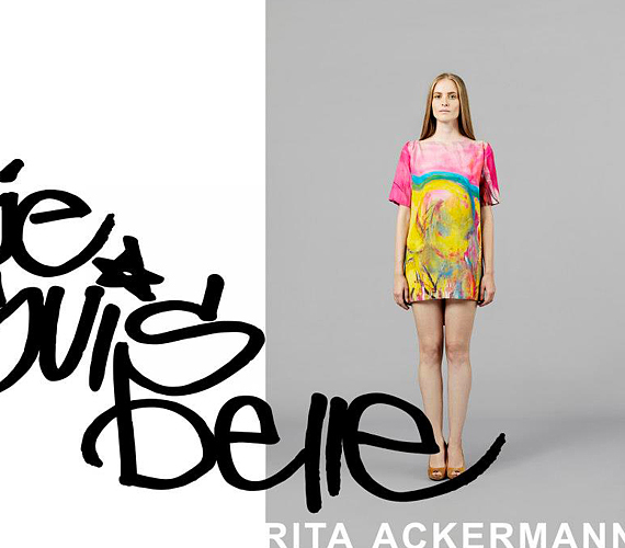 Rita Ackermann vegyes technikával készült alkotását teljes anyagszélességben használta fel a Je Suis Belle tervezőpárosa, így a kollekció darabjai olyan hatást keltenek, mintha festményből szabott ruhákat viselne a modell. /Forrás: www.facebook.com/jesuisbelle.budapest/