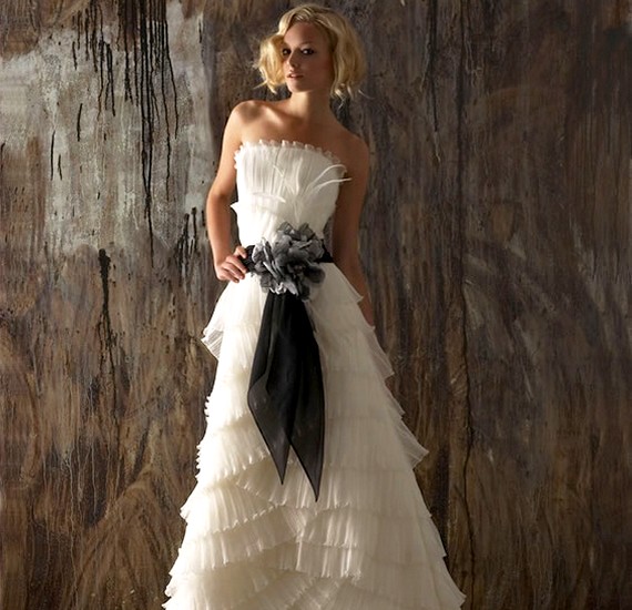 Népszerű megoldás, hogy a fehér ruhát a derékrészen színes szalaggal kötik át. Szerinted elbírja a menyasszonyi ruha a sötétszürke, fekete színt? /Forrás: beauty4arb.blogspot.com/