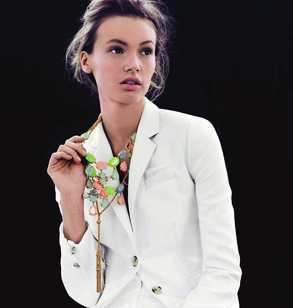 A lookbook-fotókon a gyönyörű svéd modell, Mona Johannesson viseli a slágergyanús, színes ékszereket, melyeket ropogós, fehér ruhákkal boronált össze a stylist. /Forrás: http://fashiongonerogue.com/