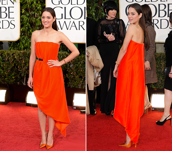 A Golden Globe-díjátadó vörös szőnyegén egy aszimmetrikus szabású Dior haute couture ruhát viselt a színésznő, színben hozzá illő Dior-cipővel. /Forrás: www.justjared.com/