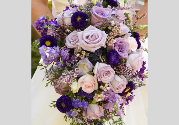 A csüngő, színes virágokból álló kreációk nagyon elegánsak, illetve szemet gyönyörködtetőek. /Forrás: blog.naver.com/