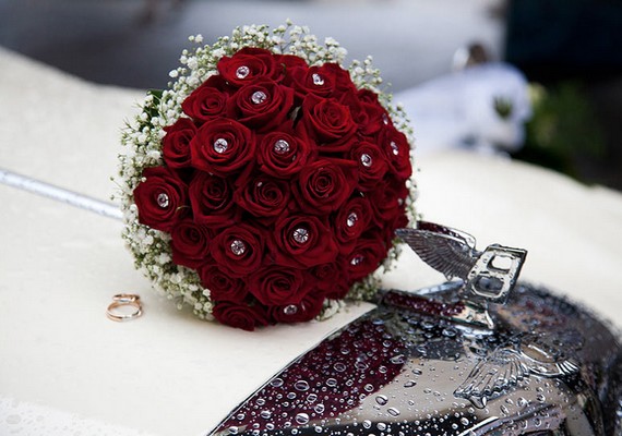 Romantikus lehet a vörös rózsákból álló csokor, különösen, ha apró, fényes gyöngyökkel díszítik.