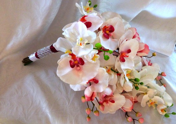 Az egyik legdivatosabb virág az orchidea, és menyasszonyi csokorhoz is ideális lehet. /Forrás: http://hochzeitoesterreich.wordpress.com//