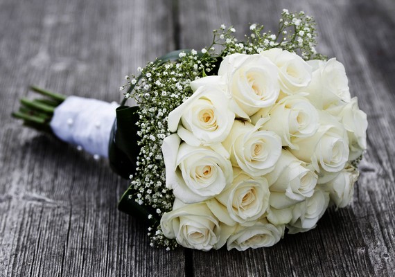 A legegyszerűbb a klasszikus fehér vagy krémszínű, rózsából összeállított, szalaggal átkötött, dundi csokor. /Forrás: floresesurpresas.blogspot.com/
