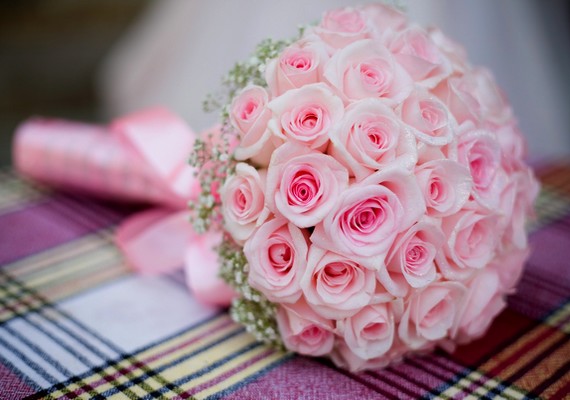 Ennek egy másik változata a színes, például rózsaszín rózsákból álló kreáció - ez akkor a legjobb, ha a teremdíszítés is rózsaszín, esetleg a menyasszonyi ruhádban is van ilyen szín.