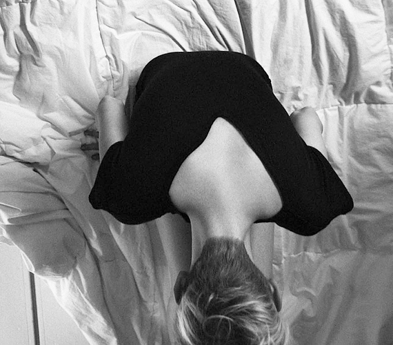 A basic felsőket a szexi hátkivágások teszik különlegessé. /Forrás: szidoniaszep.com//