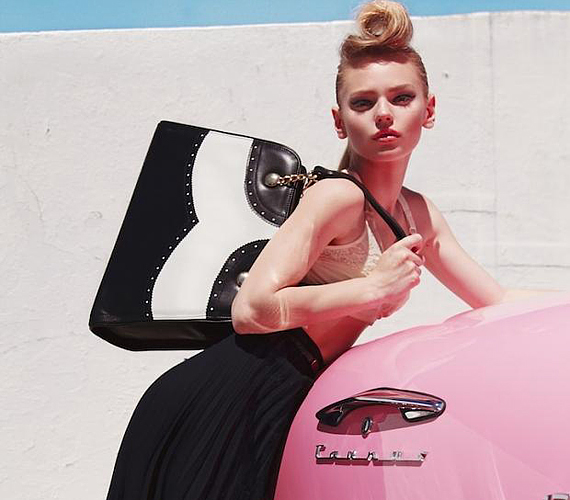Az ötvenes években nészerűvé vált fekete-fehér bowlingcipők stílusjegyei most elegáns női táskán köszönnek vissza. /Forrás: http://www.fashionising.com/