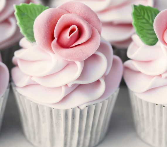 A rózsa bármilyen süteményt romantikussá és ünnepivé tesz.
