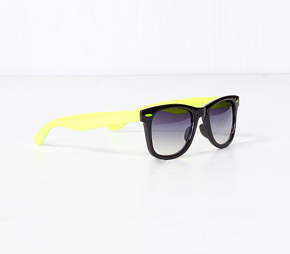 A Pull & Bear neonsárga szárú napszemüvege 3595 forintba kerül.
