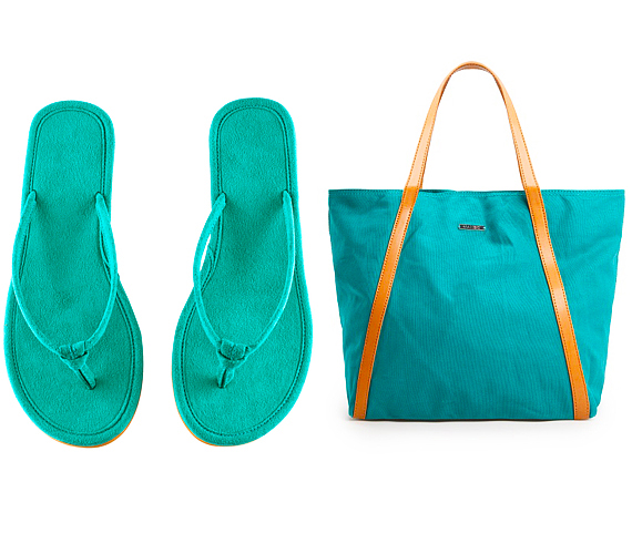 A hűs, trópusi kék lágy homokszínekkel és napsárgával is jól mutat: a H&M papucsa 1290 forint, a Mango shopper fazonú táskája 4995 forint.
