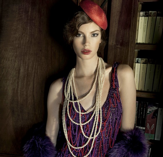 Gyöngyökkel díszített ruha, gyöngysor, műszőrme stóla és kalap. /Forrás: www.fashionising.com/