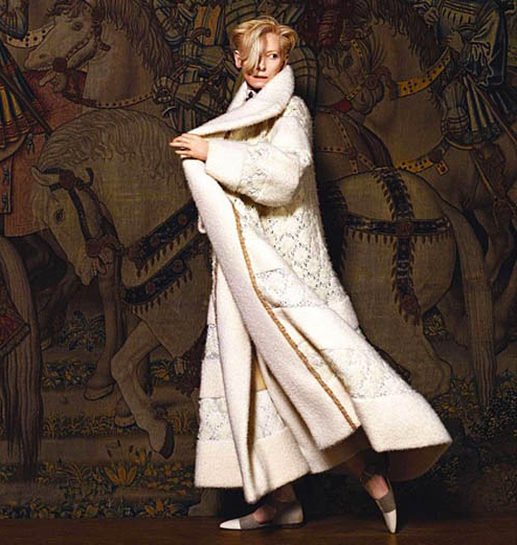 A Chanel őszi kollekciója egy picit férfiasan nőies, és a művészien kidolgozott ruhákban nyomokban felsejlik a történelem. /Forrás: http://fashiongonerogue.com/