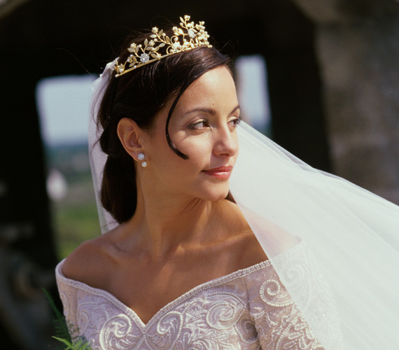 Sok nő szeretné királylánynak érezni magát az esküvőjén: az érzést fokozhatja egy koronaszerű tiara.