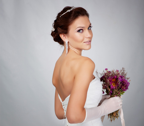 A tiara is népszerű, elegánssá és még nőiesebbé teszi a menyasszonyt.