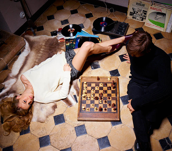 Meghitten sakkozik a pár, puha, kötött pulóverben, ahogy az őszi trendek, és a fagyos tagok diktálják. /Forrás: http://www.fashiongonerogue.com/