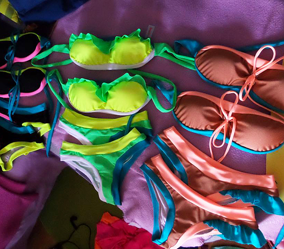 Az egyrészesek mellett a színpompás bikinik is bekerültek a Lollipop Factory üzletébe. /Forrás: https://www.facebook.com/Feelinkita/