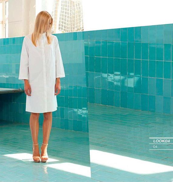 A fehér ingruhát is az egyszerű, minimál stílusú, építészeti vonalak jellemzik. Nemcsak kényelmes, hanem szellős viselet nyáron. /Forrás: https://www.facebook.com/annCHIfashion/