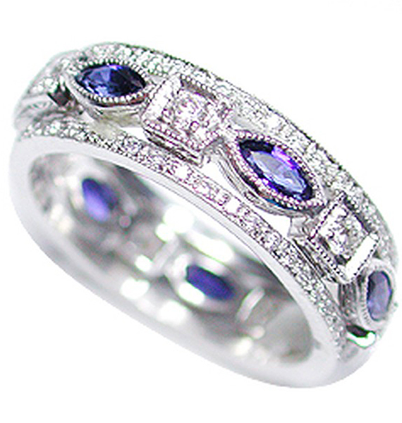Egy picit túlzás talán a zafírokkal és gyémántokkal kirakott karikagyűrű. Legalábbis mindennapi viselésre nem ajánlott. /Forrás: www.weddingrings.com/