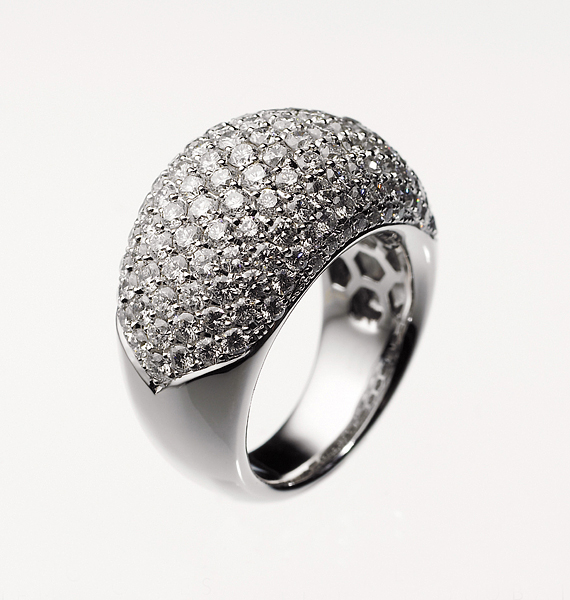 A 15. századi, női hajdíszek mintájára készült gyémántos gyűrű antik remekműnek néz ki, pedig mai darab. /Forrás: www.pouted.com/