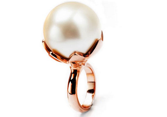 Egyszerű és csodaszép, finom Dior-gyűrű.
